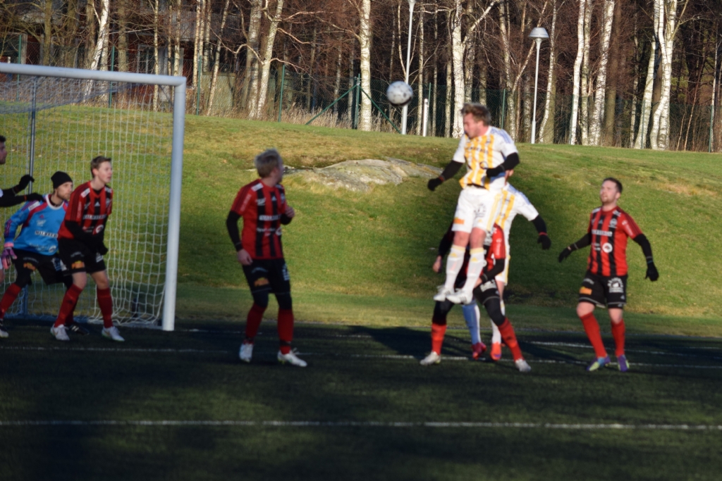 Röd/Svart-Gul/Vit 0-1