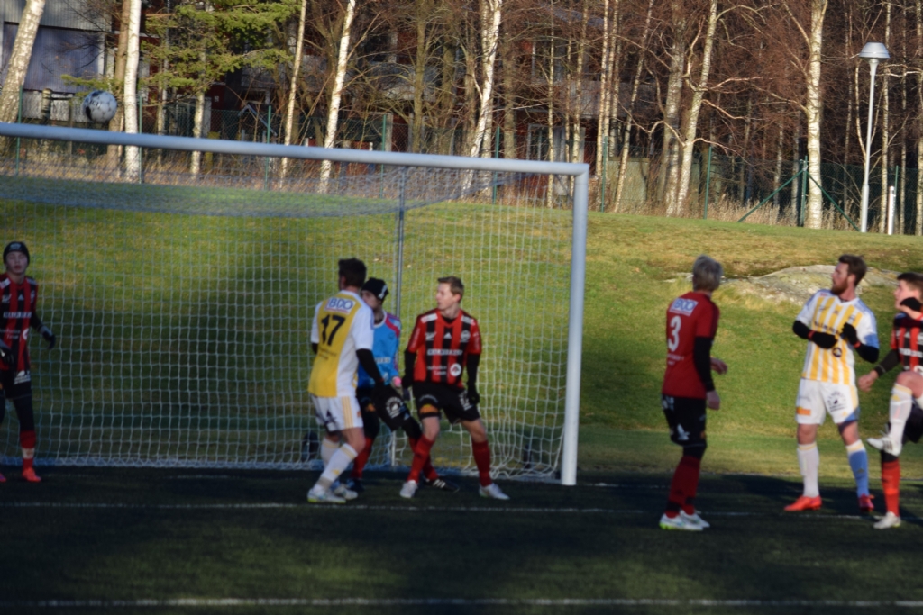 Röd/Svart-Gul/Vit 0-1