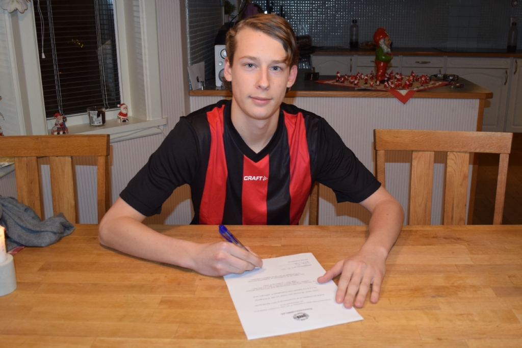 Victor Edvardsson skriver på för 2018