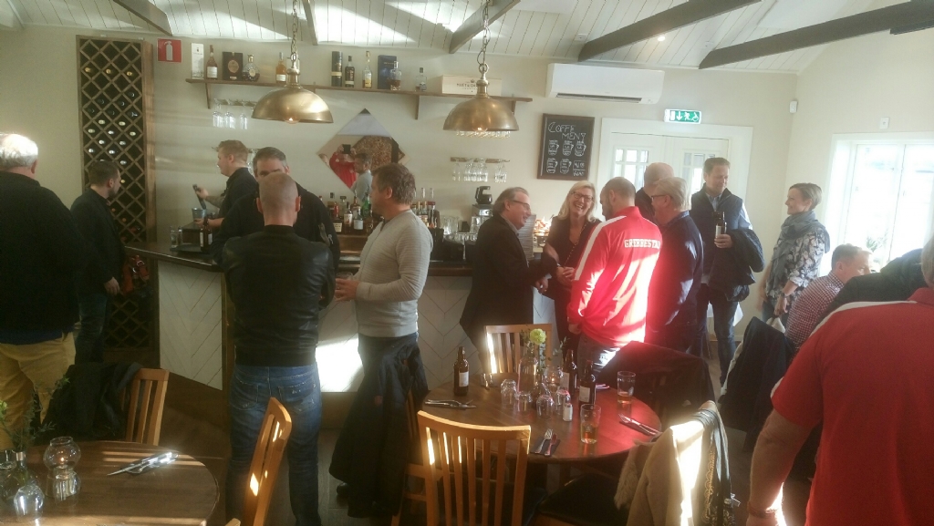 Barhäng med mingel och Fotbollslager