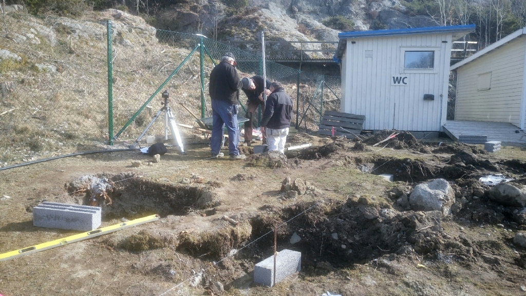 11 april Tre byggare funderar och mäter