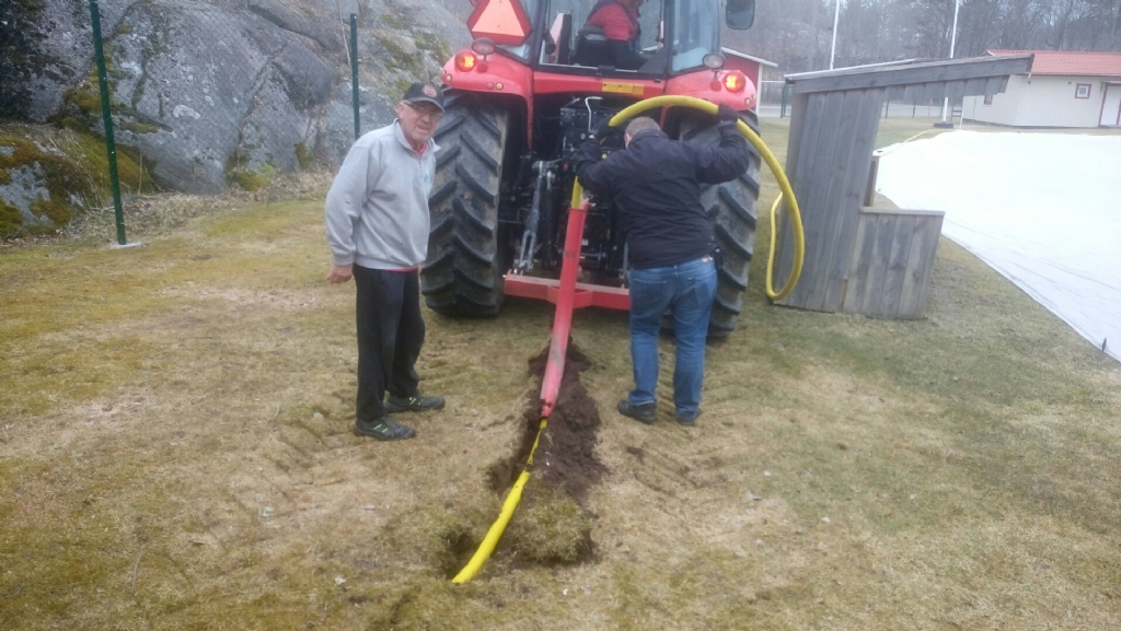 16 april Ljudkablar från läktaren plöjs ner