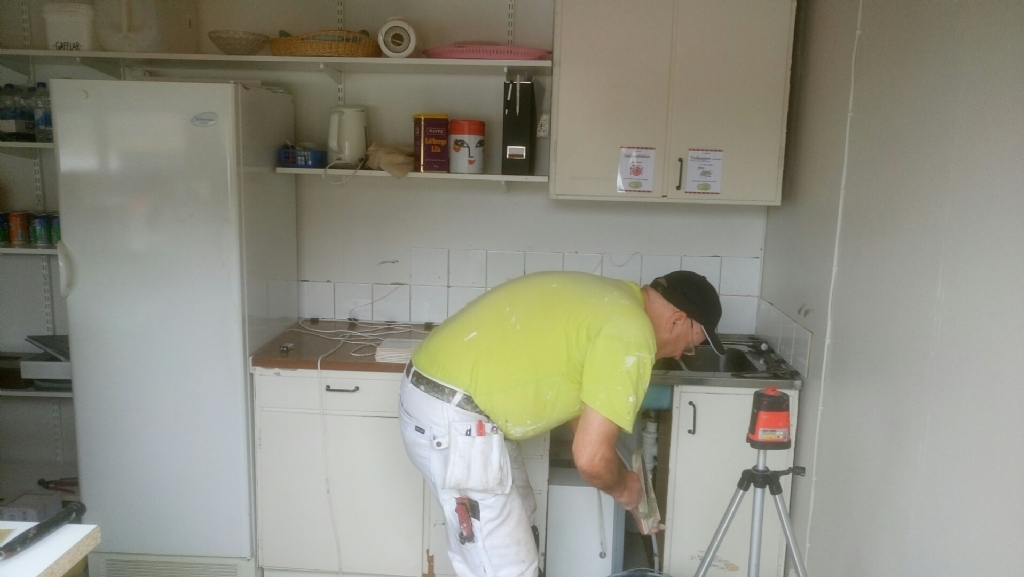 16 april Mats H fixar kakel i kiosken