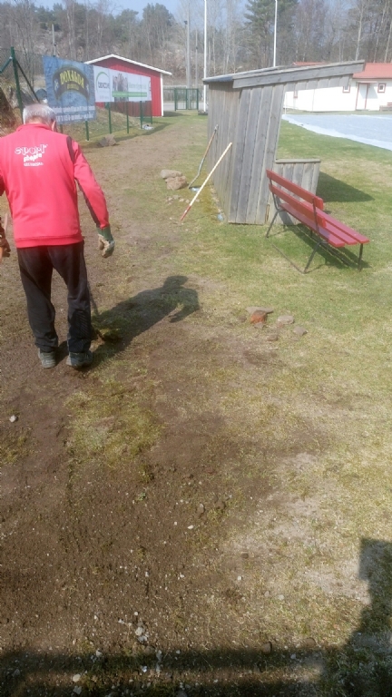 20 april Nedgrävt och krattat hela vägen till läktaren, ca 100 m