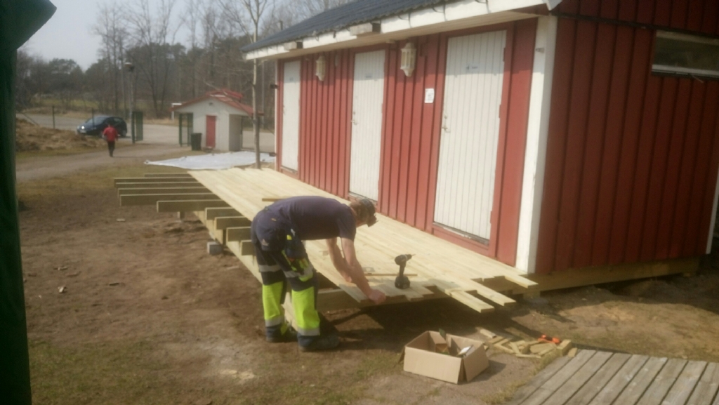 20 april Altan framför nya toaletthuset