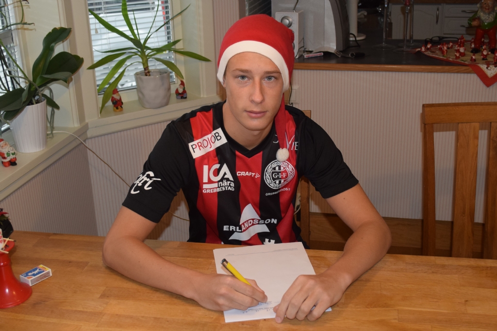 Victor Edvardsson skriver på för 2019