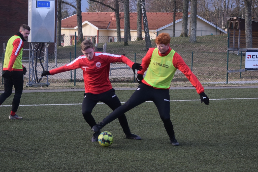 Lukas Berntsson i kamp med provspelare