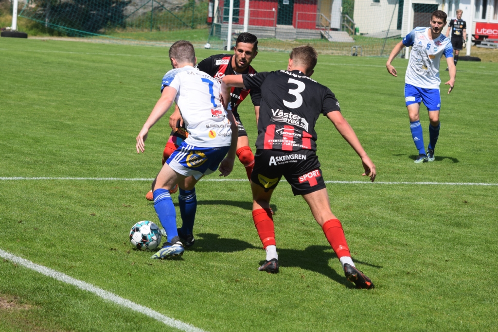 Valon Gashi och Lukas Berntsson hjälps åt med Tidaholms Daniel Joelsson