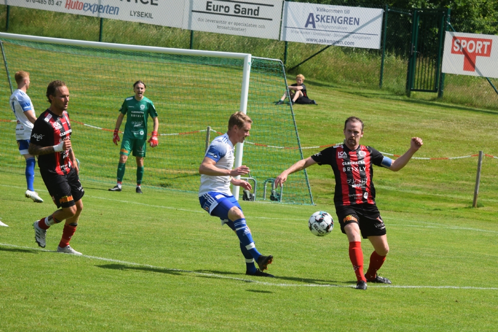 Jimmie Larsson spelar undan bollen