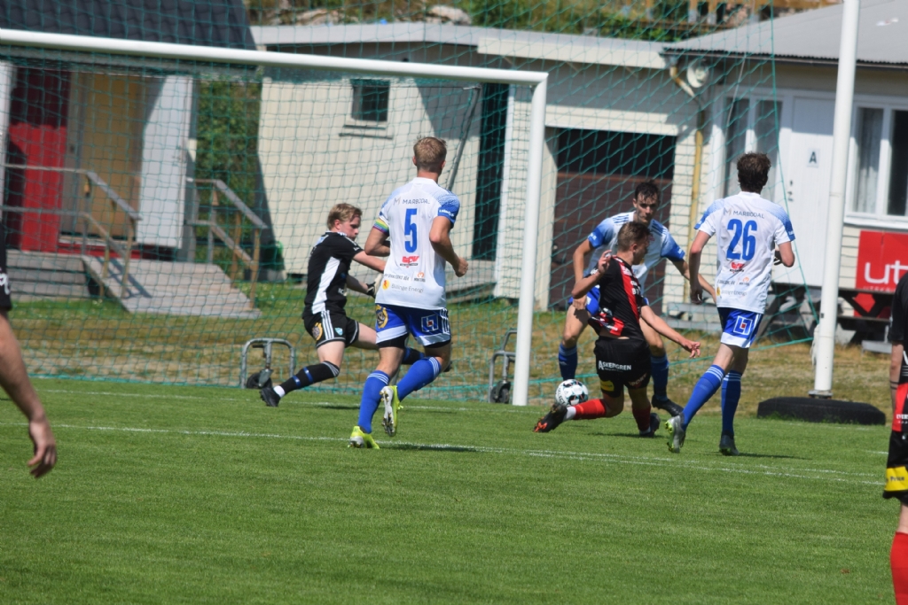 Lukas Berntsson med en chans men hans högerskott räddas av försvarare