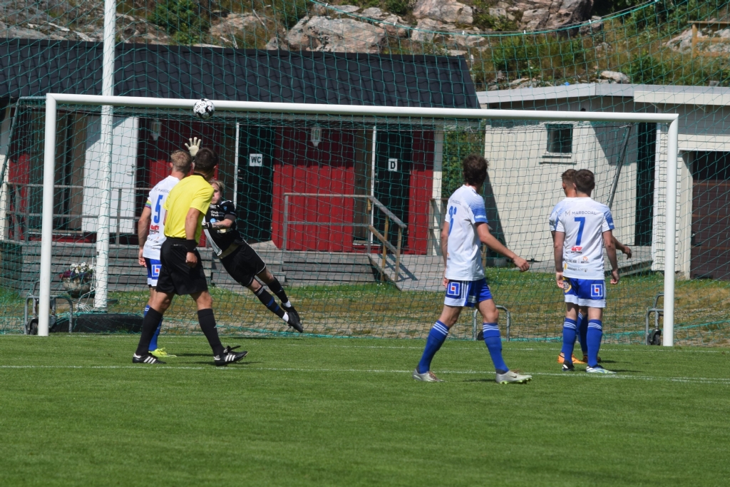 Lukas Bäckströms härliga skott prickar ribban