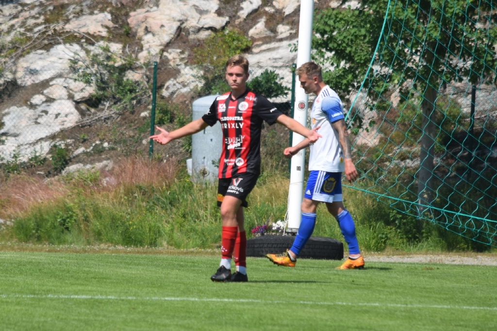 Lukas Berntsson har precis stänkt in 2-1 för Grebbestad