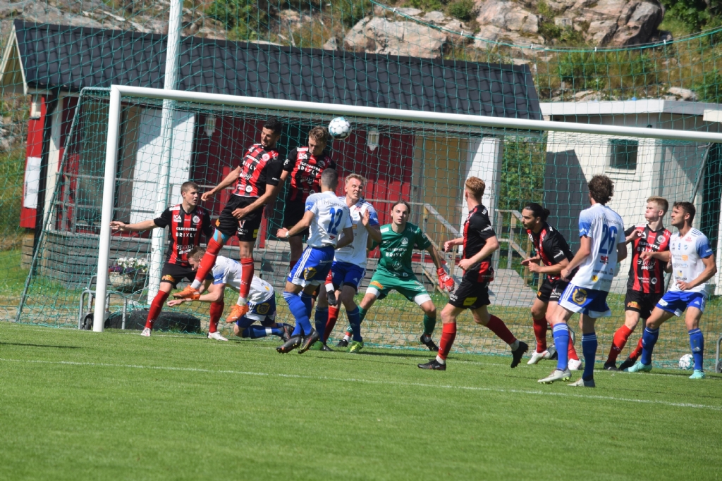 Lukas Bäckström nickar undan en Tidaholmshörna