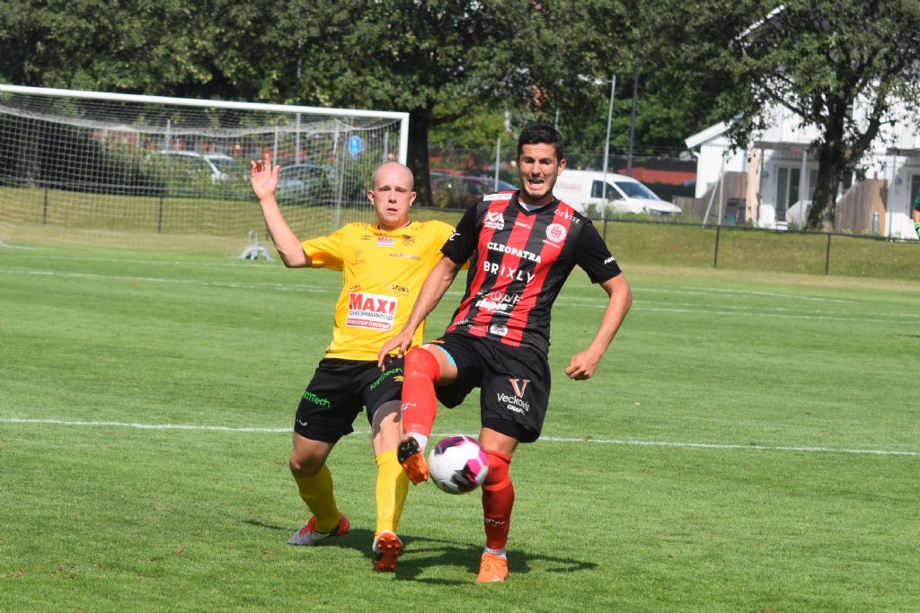 Valon Gashi tar emot bollen med Henrik Hultberg tätt bakom