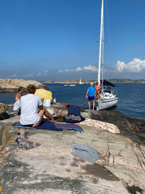 Christoffer Söderlund på båttur till Tärneörat utanför Grebbestad tillsammans med vänner