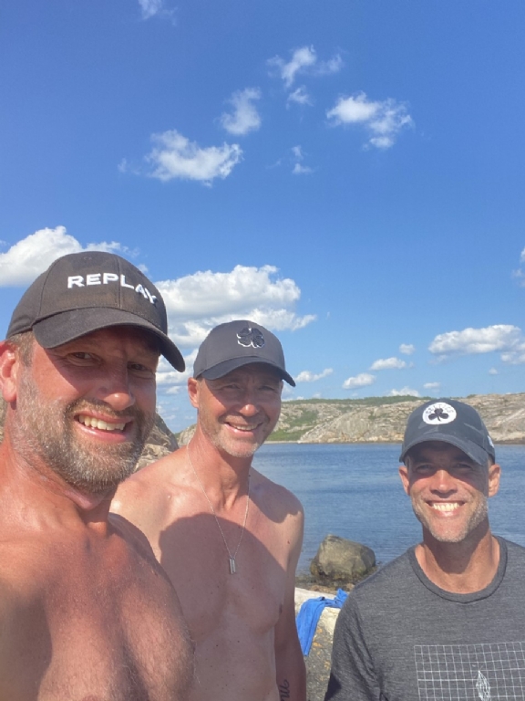 Assisterande tränare Rikard Johansson njuter och badar på klipporna tillsammans med Dick Last och Ri