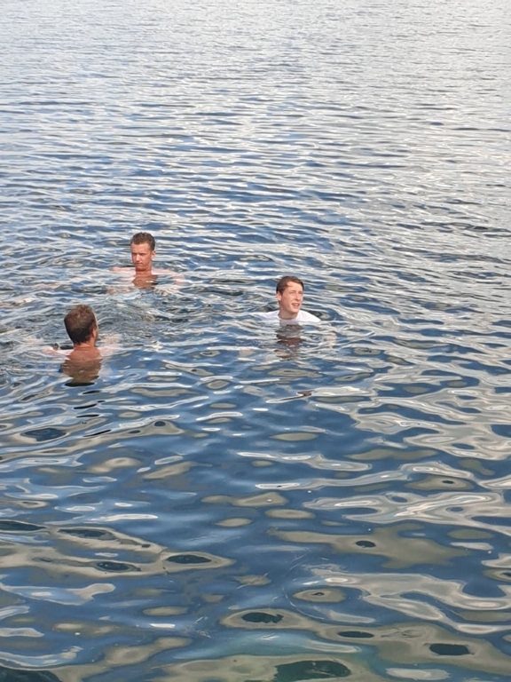 Markus Svensson bjuder på denna badbild där han själv är fotograf. Med på bild ser vi spelaren Victo