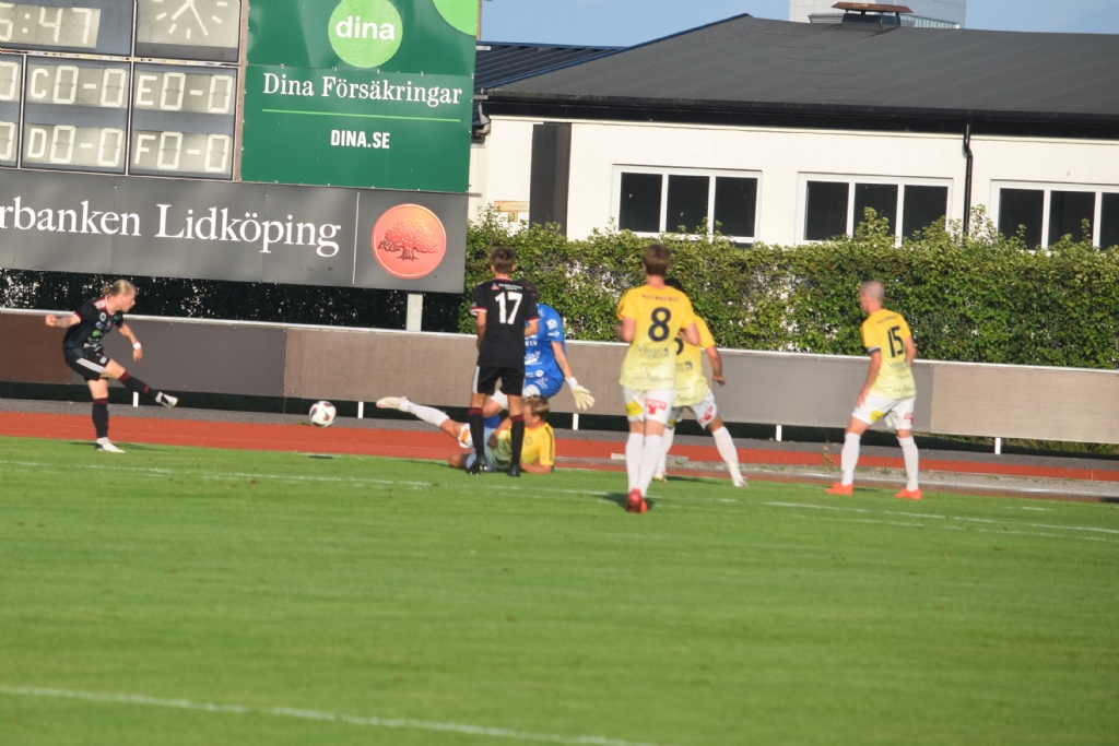 Rasmus Arvidsson skjuter skottet som ger 1-0