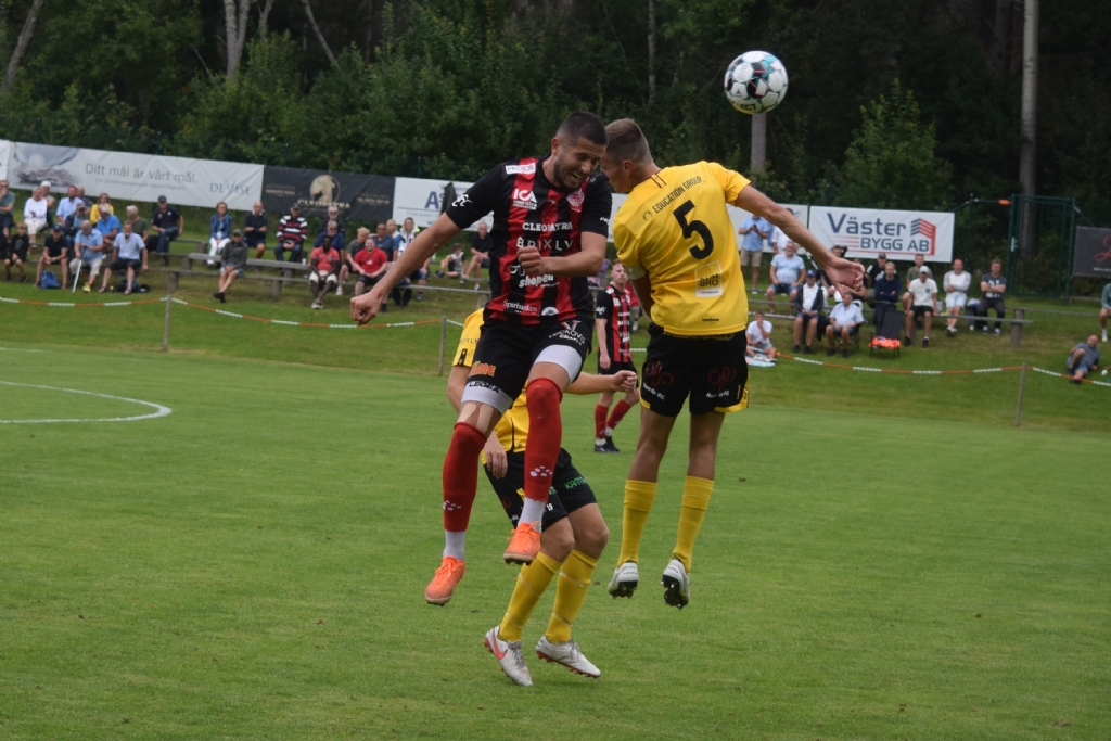 Valon Gashi vinner luftduell och nickar framåt